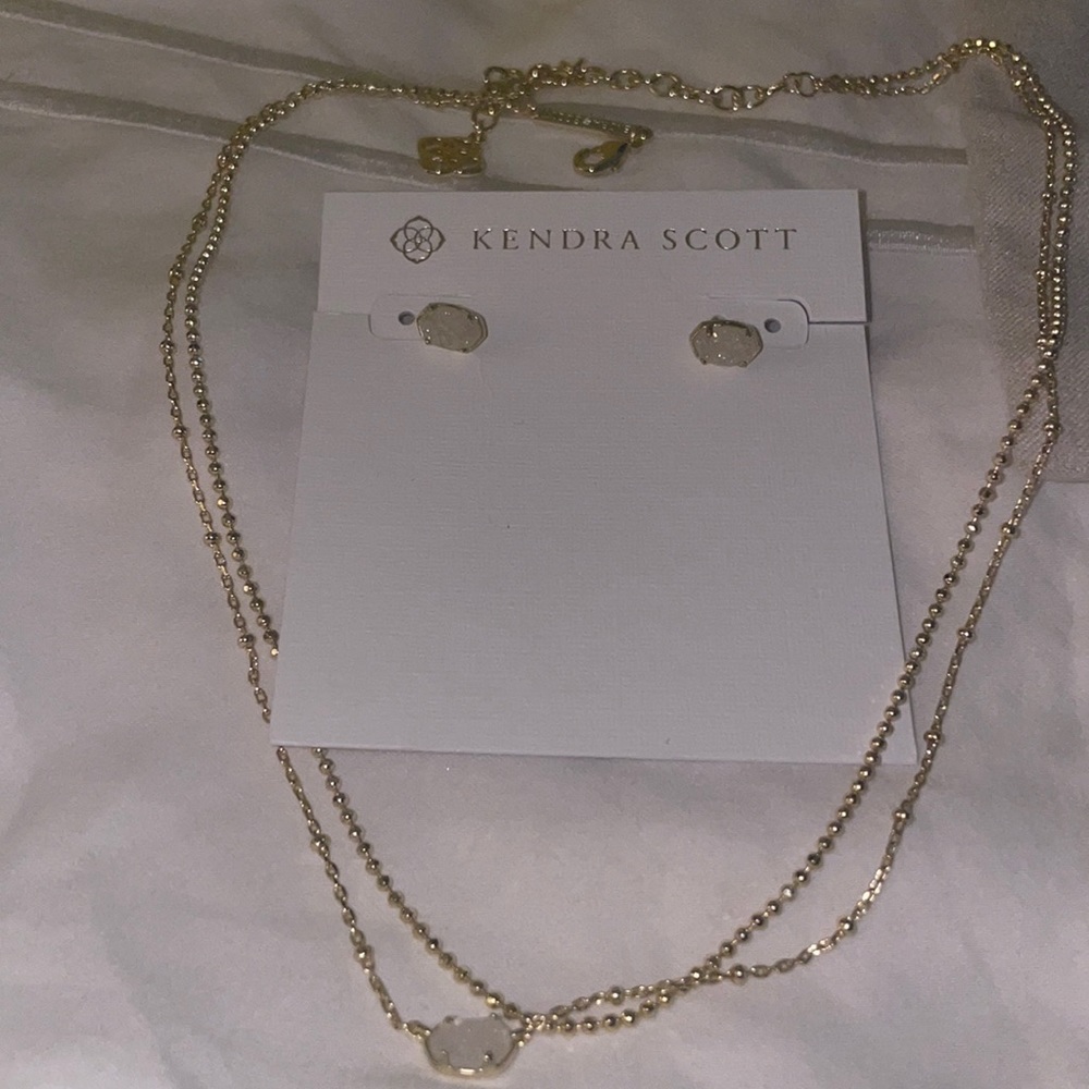 Kendra Scott necklace and earrings set